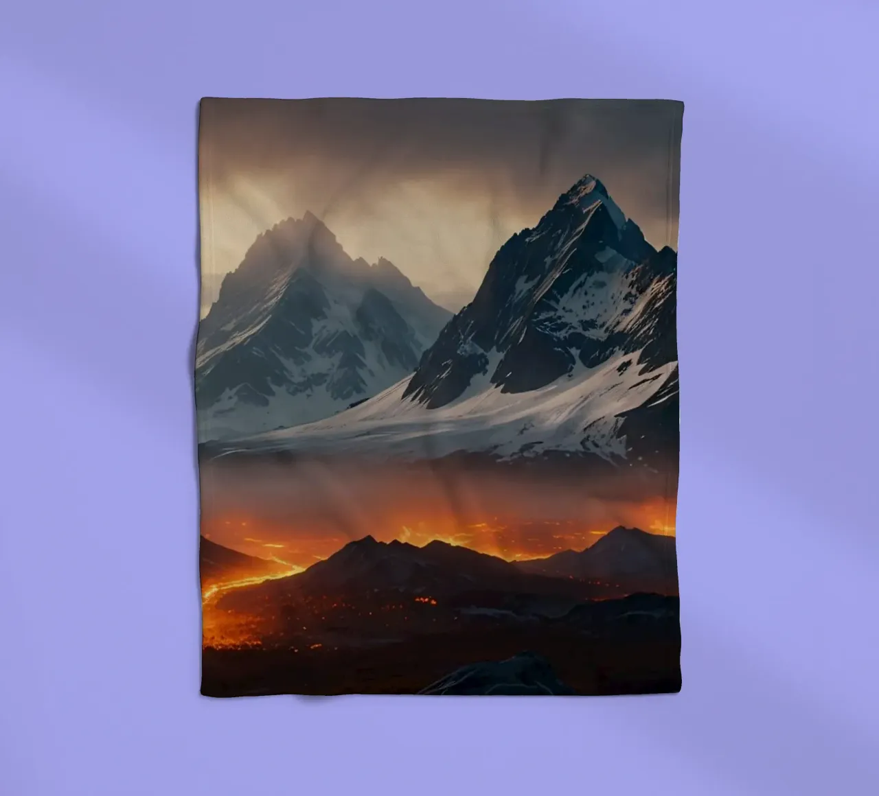 Montagne maestose incombono su un fiume di lava incandescente al tramonto coperta in pile da DesignDoodle