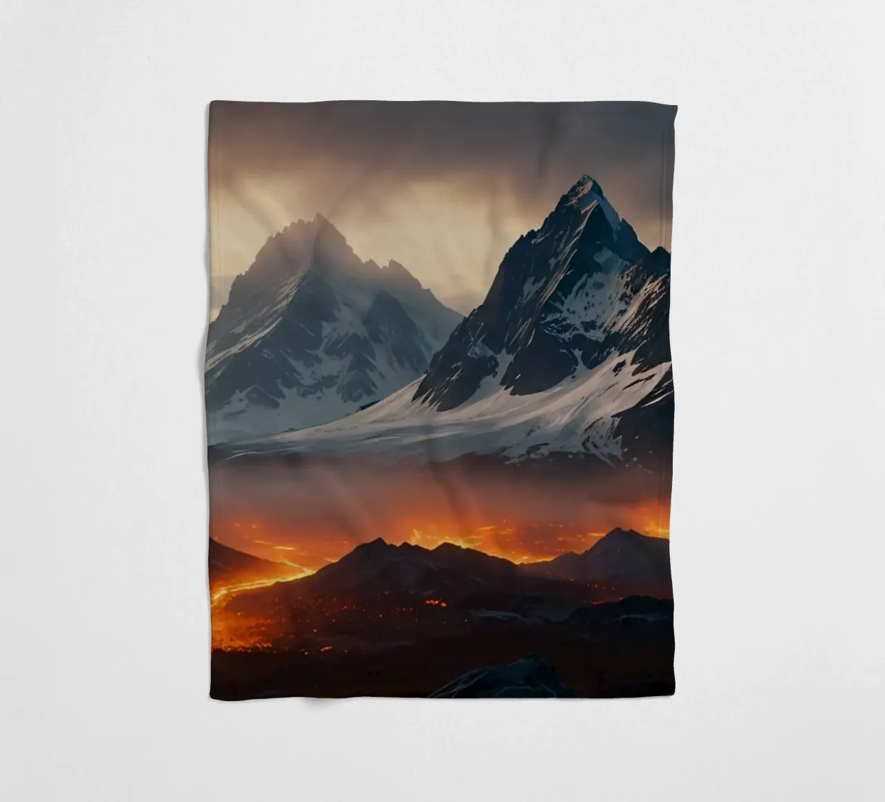 Montagne maestose incombono su un fiume di lava incandescente al tramonto coperta in pile da DesignDoodle