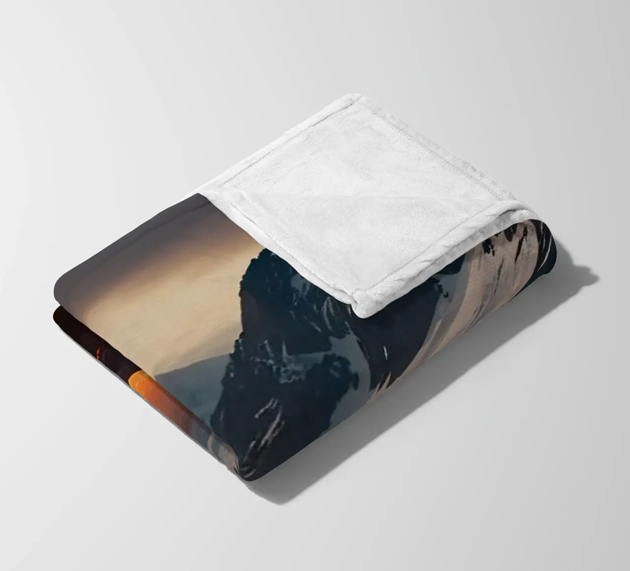 Montagne maestose incombono su un fiume di lava incandescente al tramonto coperta in pile da DesignDoodle