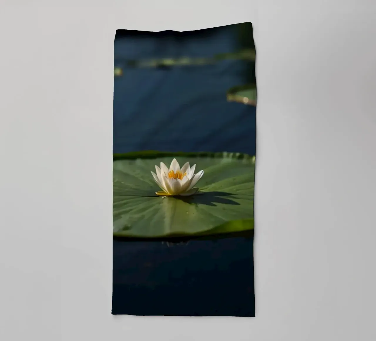 mooie witte lotusbloem rust bovenop groot groen lelieblad badhanddoek van DesignDoodle
