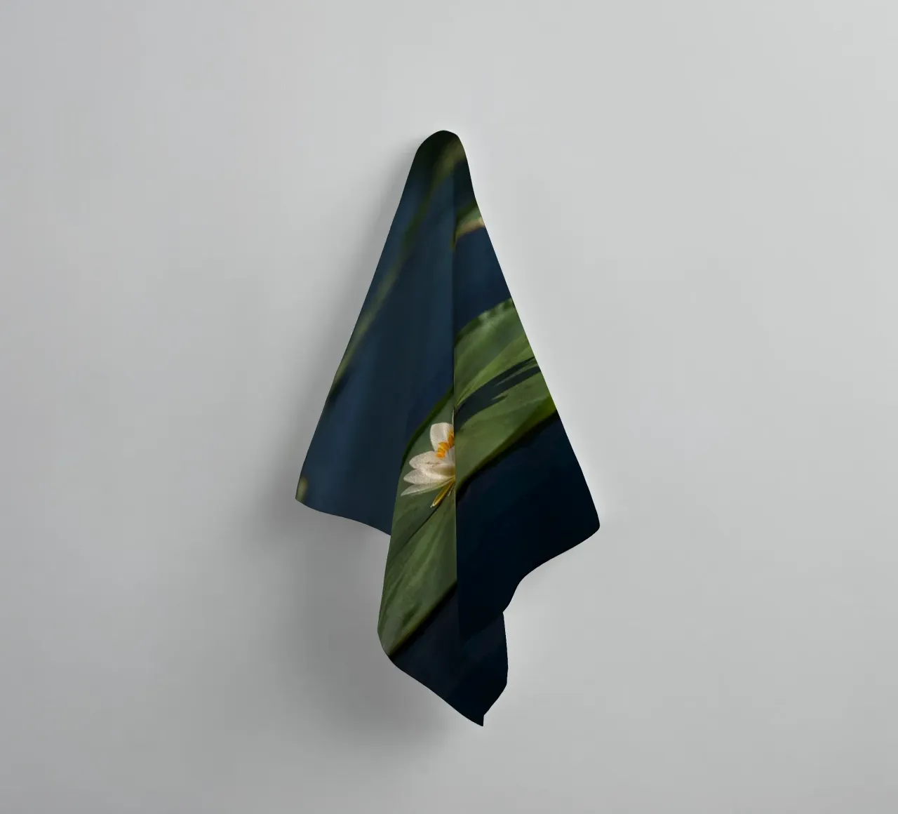 mooie witte lotusbloem rust bovenop groot groen lelieblad badhanddoek van DesignDoodle