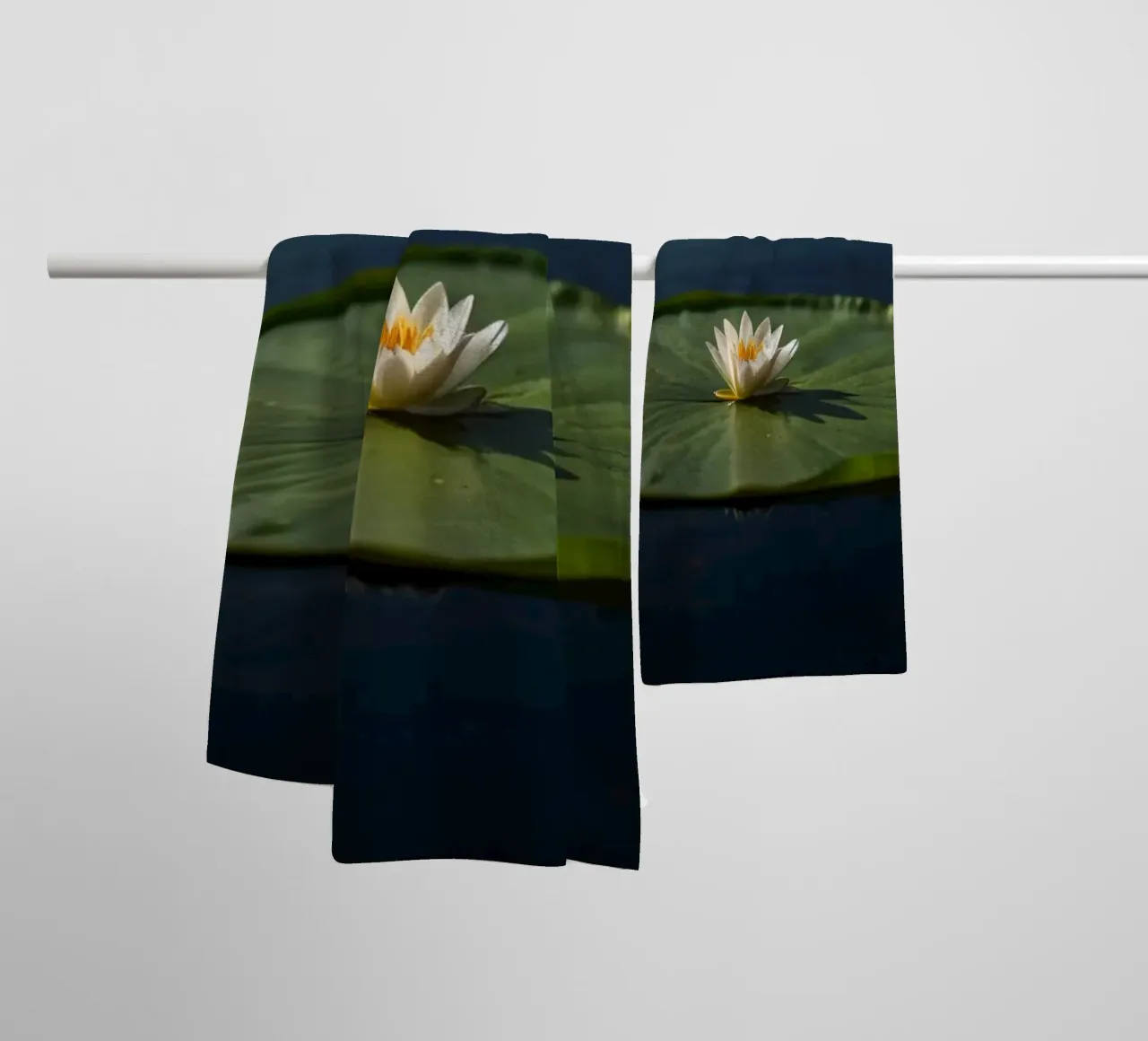 mooie witte lotusbloem rust bovenop groot groen lelieblad badhanddoek van DesignDoodle
