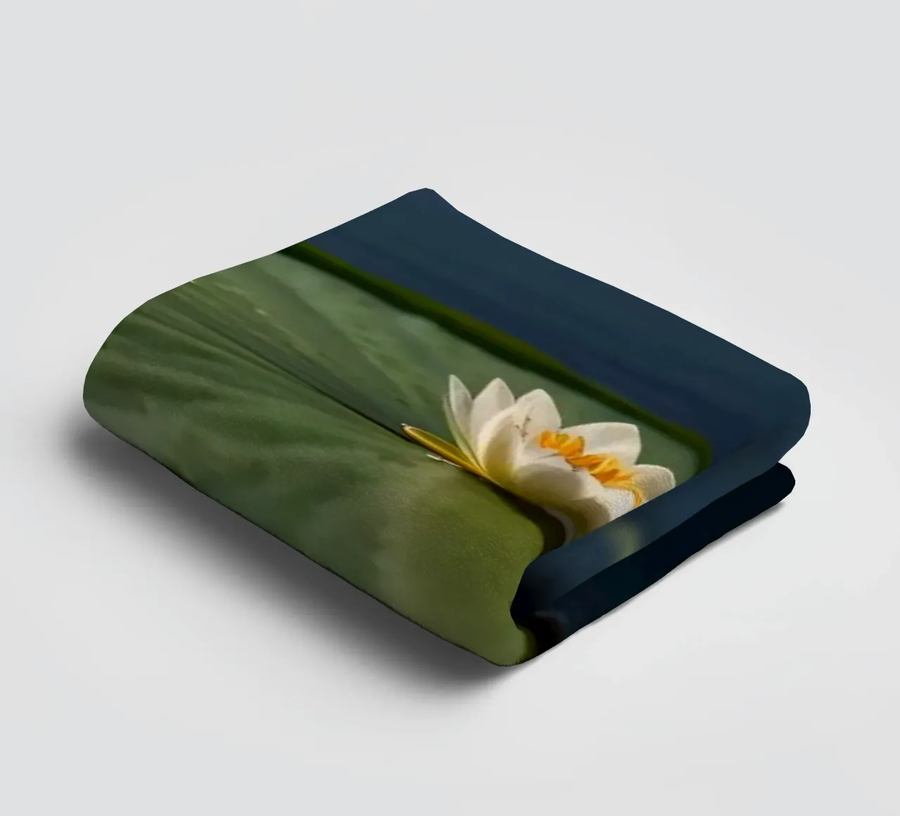 mooie witte lotusbloem rust bovenop groot groen lelieblad badhanddoek van DesignDoodle