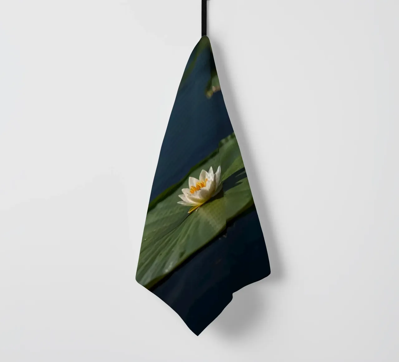 mooie witte lotusbloem rust bovenop groot groen lelieblad theedoek van DesignDoodle