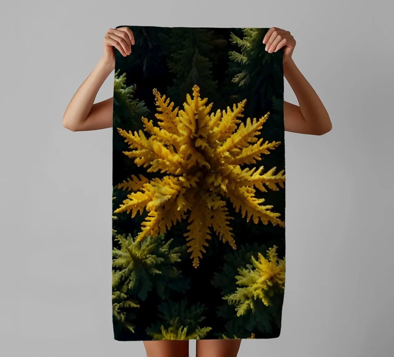 L'arbre jaune se distingue parmi les conifères verdoyants. serviette de bain de DesignDoodle