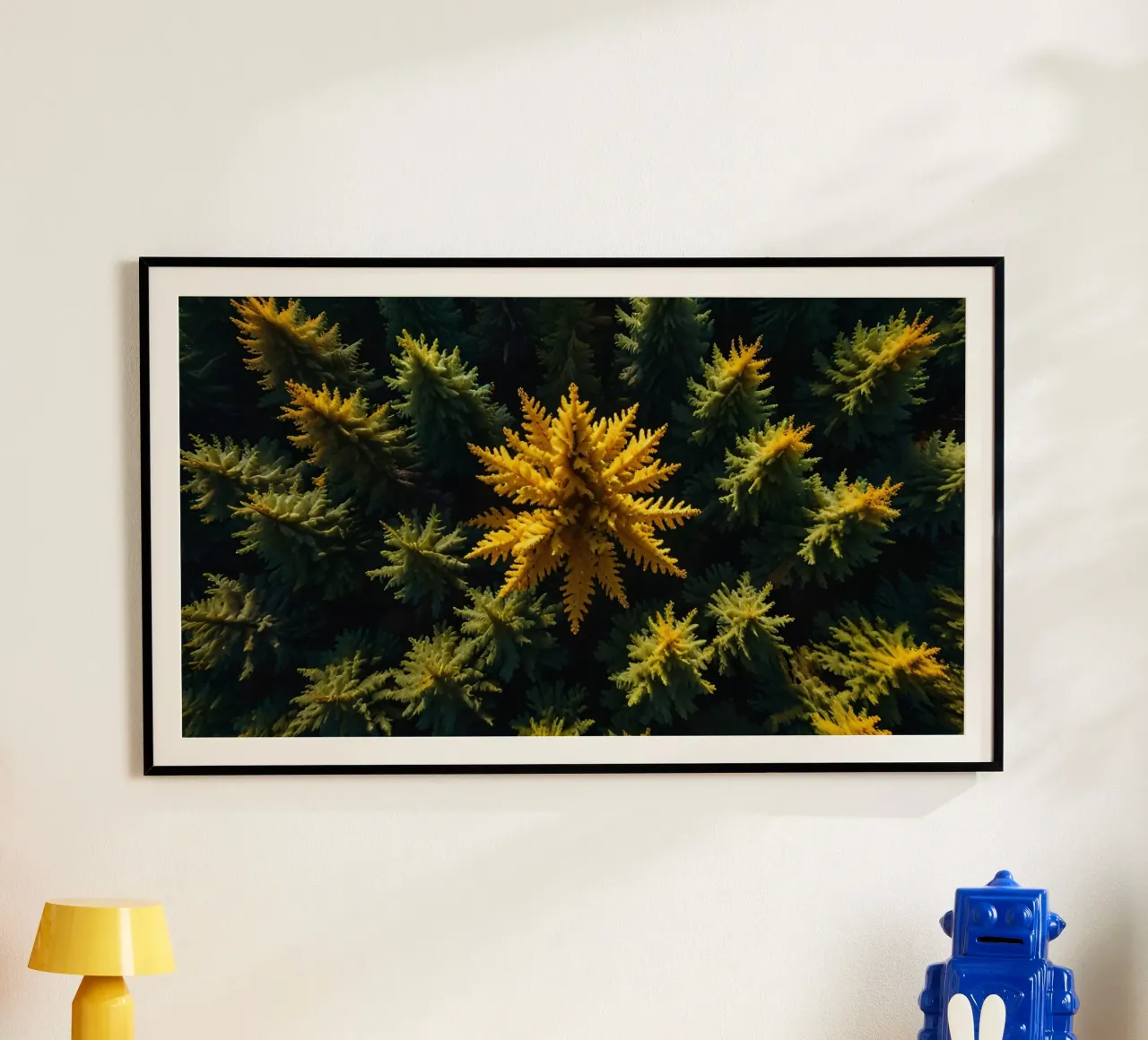 L'arbre jaune se distingue parmi les conifères verdoyants. hahnemühle de DesignDoodle