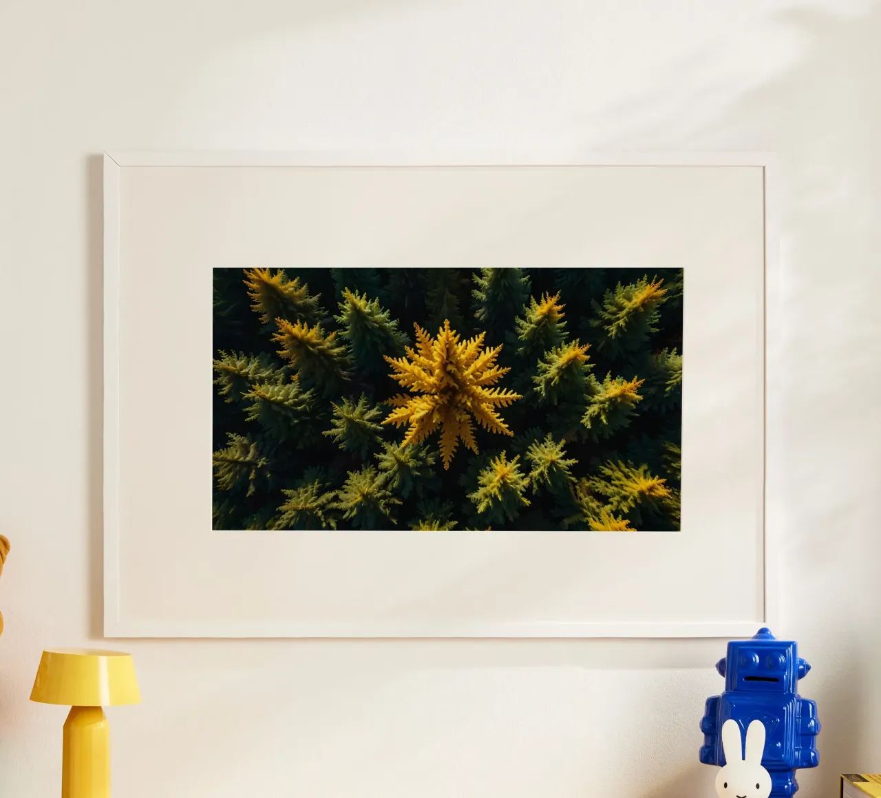 L'arbre jaune se distingue parmi les conifères verdoyants. hahnemühle de DesignDoodle