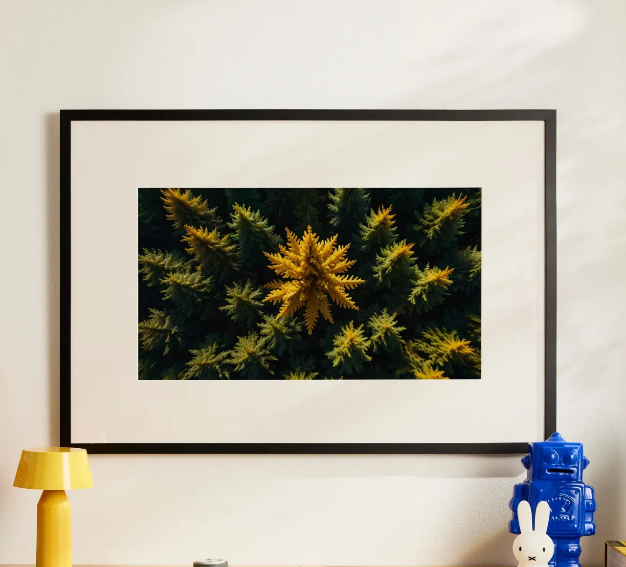 L'arbre jaune se distingue parmi les conifères verdoyants. hahnemühle de DesignDoodle