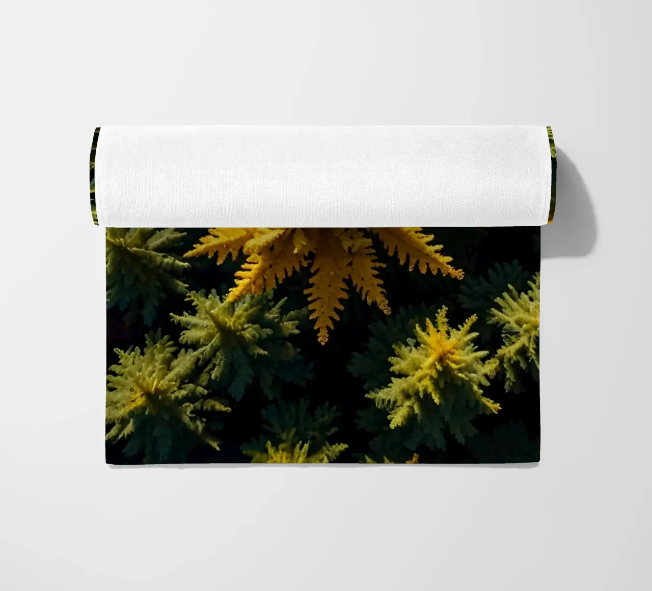 L'albero giallo spicca tra le conifere verdi e tranquille. telo mare da DesignDoodle