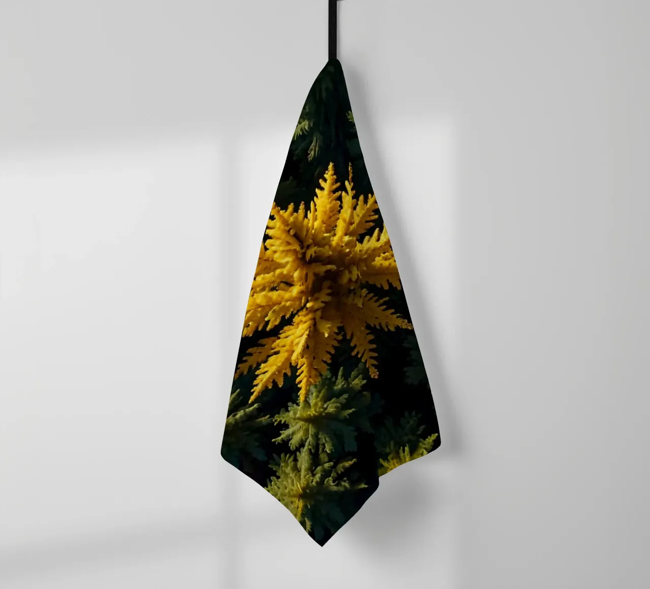 L'arbre jaune se distingue parmi les conifères verdoyants. torchon de DesignDoodle