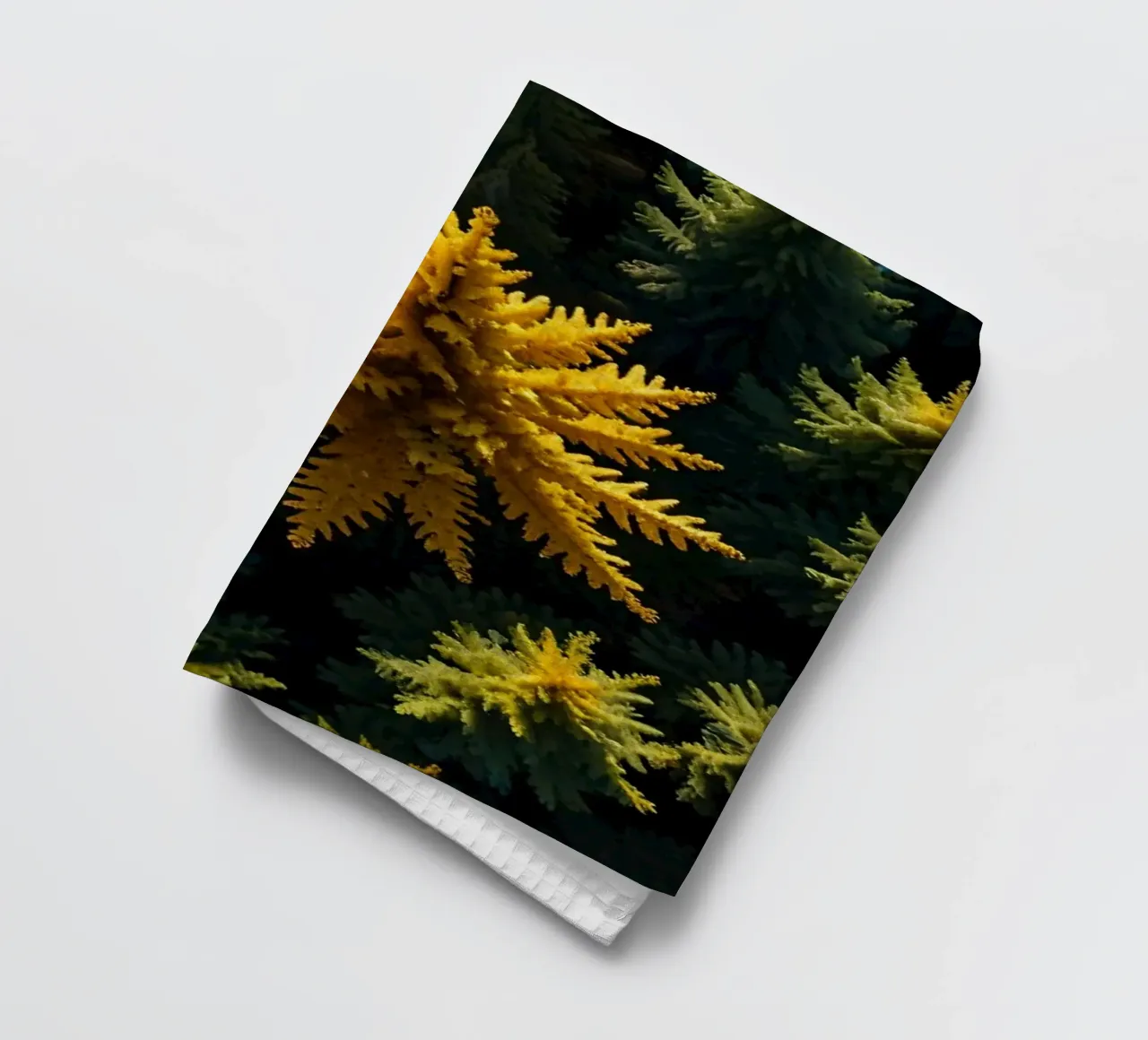 gelber Baum sticht zwischen üppig grünen Koniferen hervor Ruhe Geschirrtuch von DesignDoodle