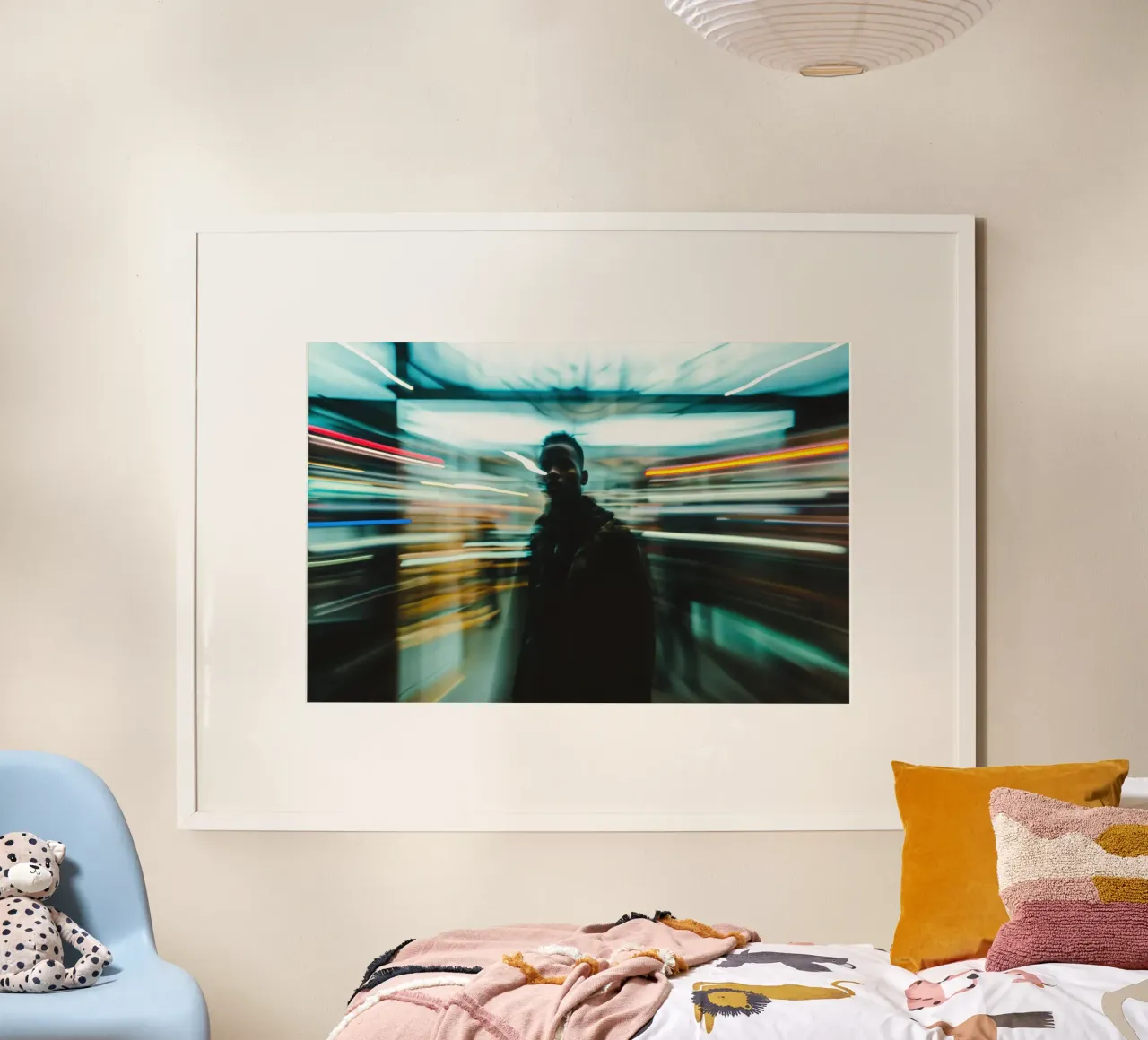 Sagoma di uomo in luci sfocate in movimento poster con telaio in legno da Lisa Artifexia
