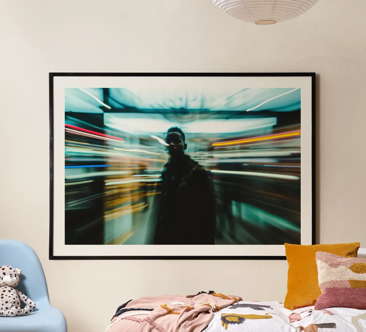 Sagoma di uomo in luci sfocate in movimento poster con telaio in legno da Lisa Artifexia