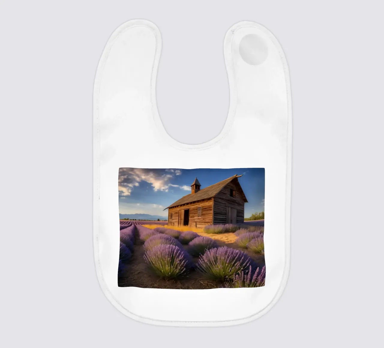 Campi di lavanda sotto un cielo limpido con un rustico fienile di legno bavaglino da DesignDoodle
