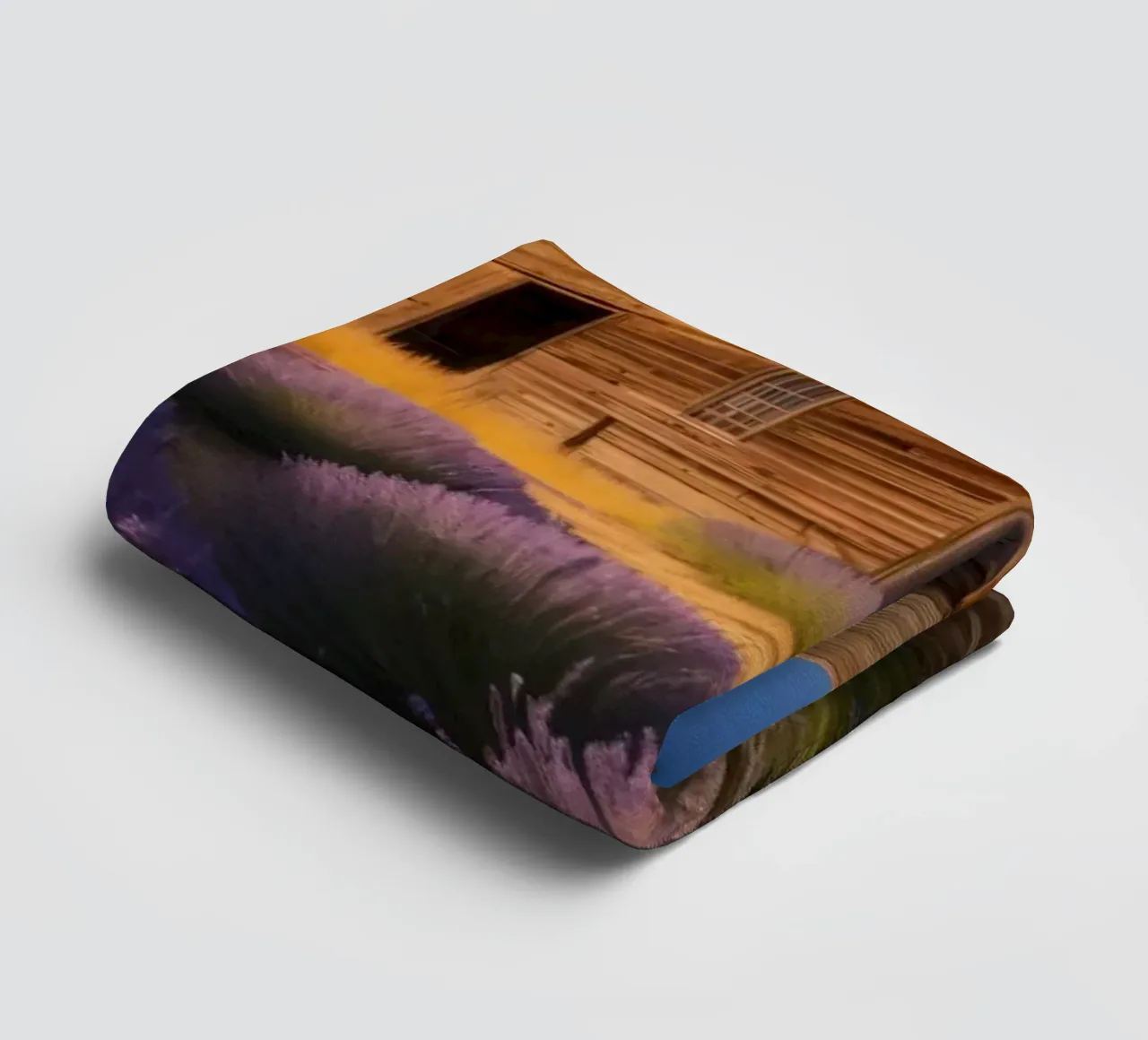 Campi di lavanda sotto un cielo limpido con un rustico fienile di legno asciugamano da bagno da DesignDoodle