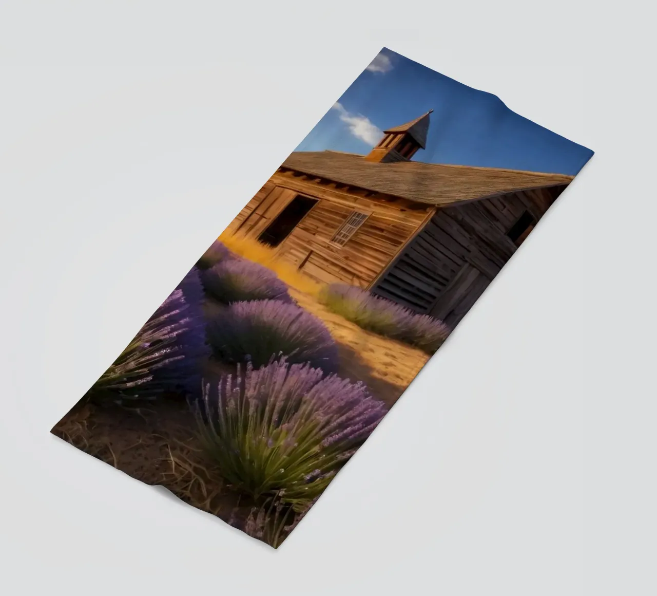 Campi di lavanda sotto un cielo limpido con un rustico fienile di legno telo mare da DesignDoodle