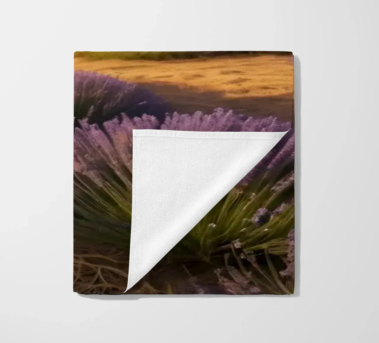 Campi di lavanda sotto un cielo limpido con un rustico fienile di legno telo mare da DesignDoodle