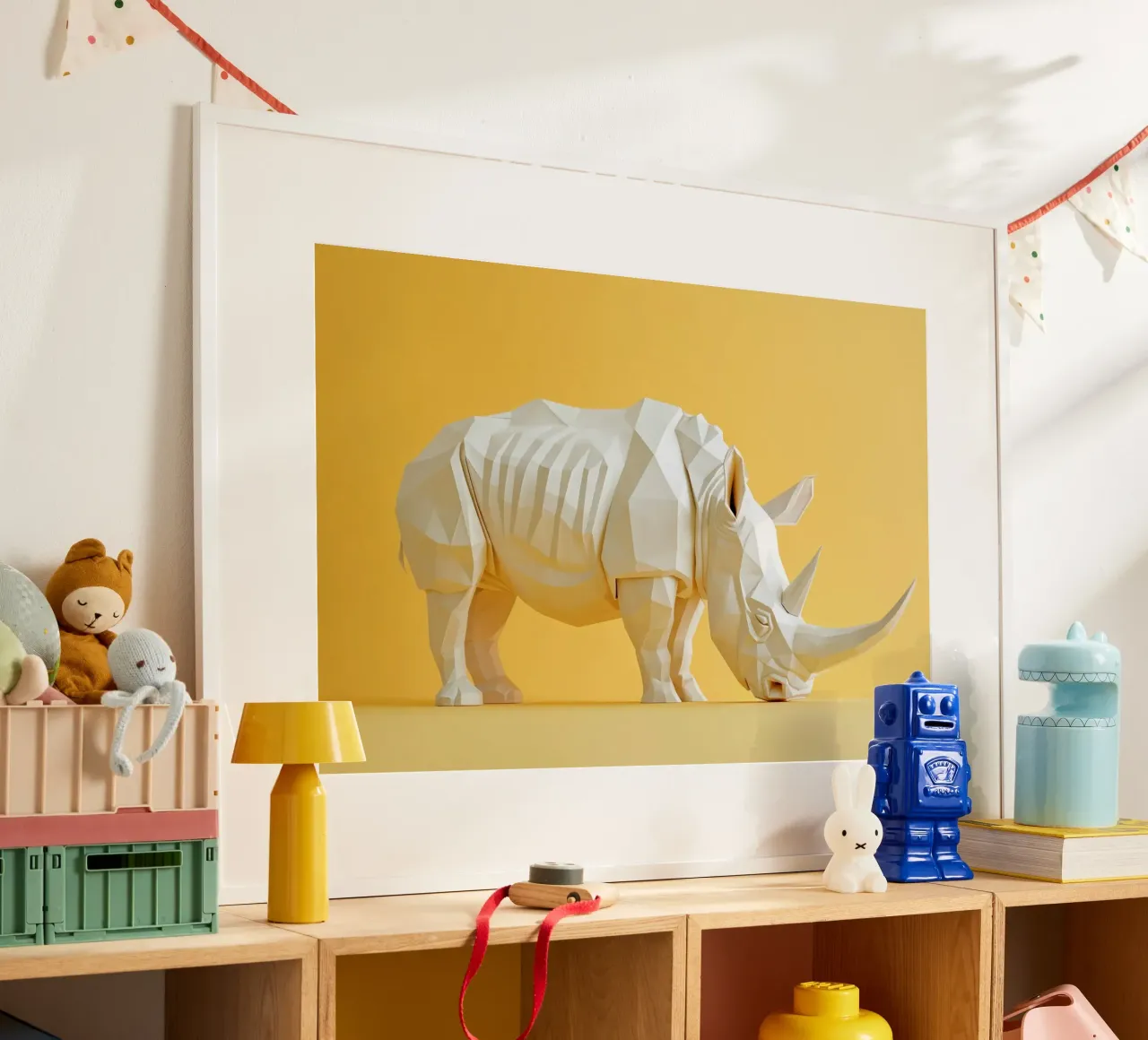 Rhinocéros en papier sur fond jaune poster avec cadre en aluminium de Lisa Artifexia