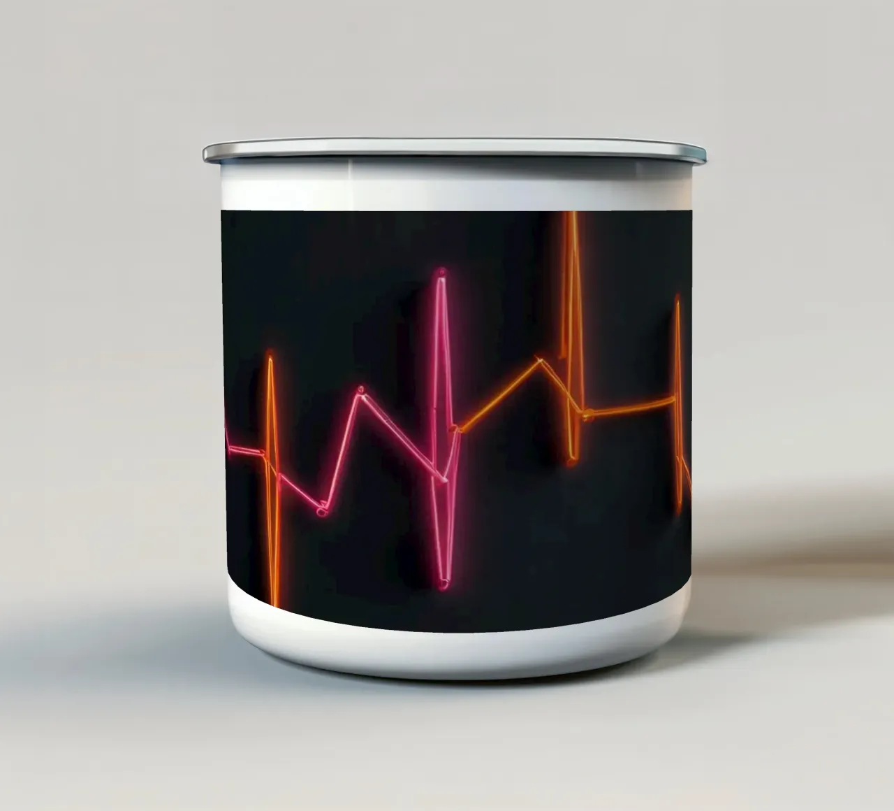 Grafica al neon del battito cardiaco con linee di pulsazione vibranti tazza in smalto da DesignDoodle