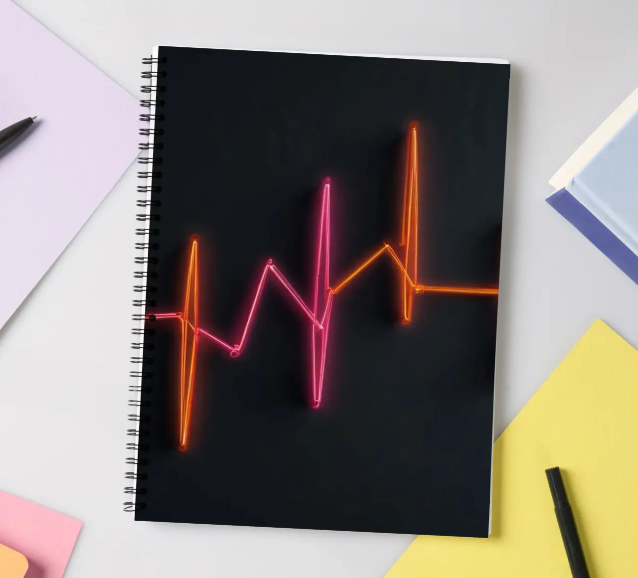 Neon-Herzschlag-Grafik mit lebendigen Pulslinien Ringbuch von DesignDoodle