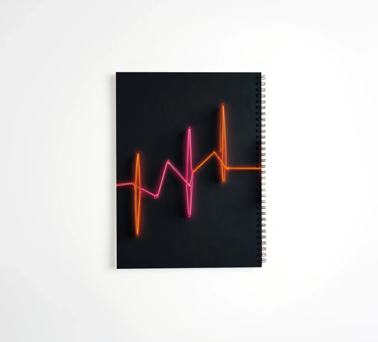 Neon-Herzschlag-Grafik mit lebendigen Pulslinien Ringbuch von DesignDoodle