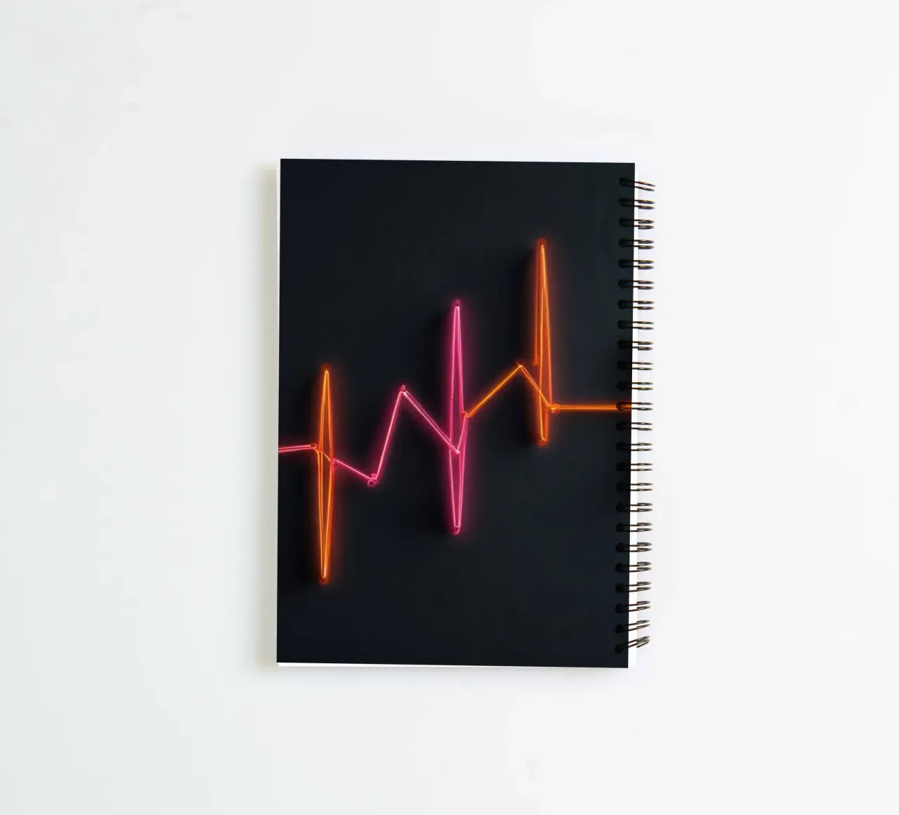 Neon-Herzschlag-Grafik mit lebendigen Pulslinien Ringbuch von DesignDoodle