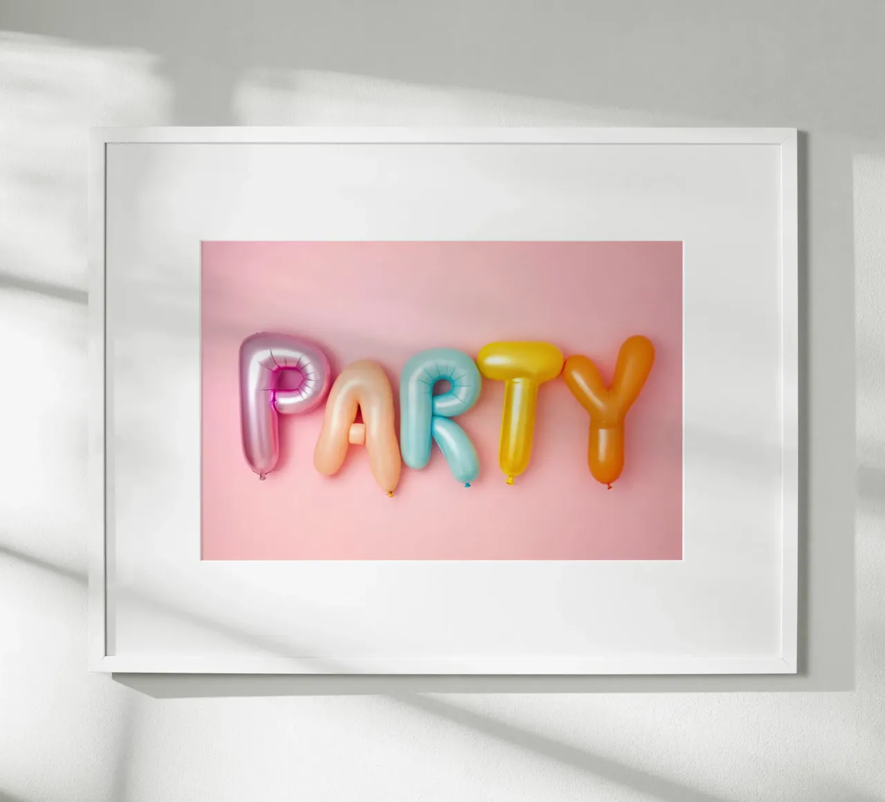 Palloncini Party Letter su rosa poster con telaio in legno da Lisa Artifexia