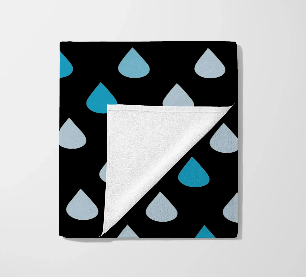 Regenwolken strandhanddoek van LOOK DIFFERENT