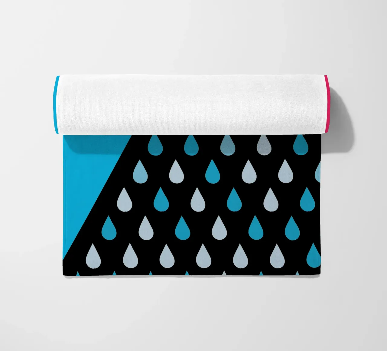 Regenwolken strandhanddoek van LOOK DIFFERENT