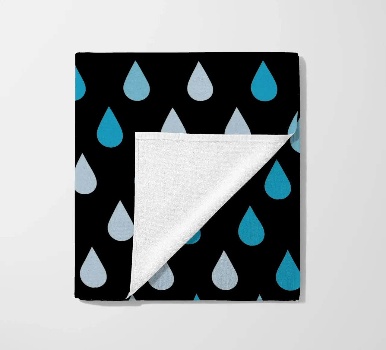 Regenwolken strandhanddoek van LOOK DIFFERENT