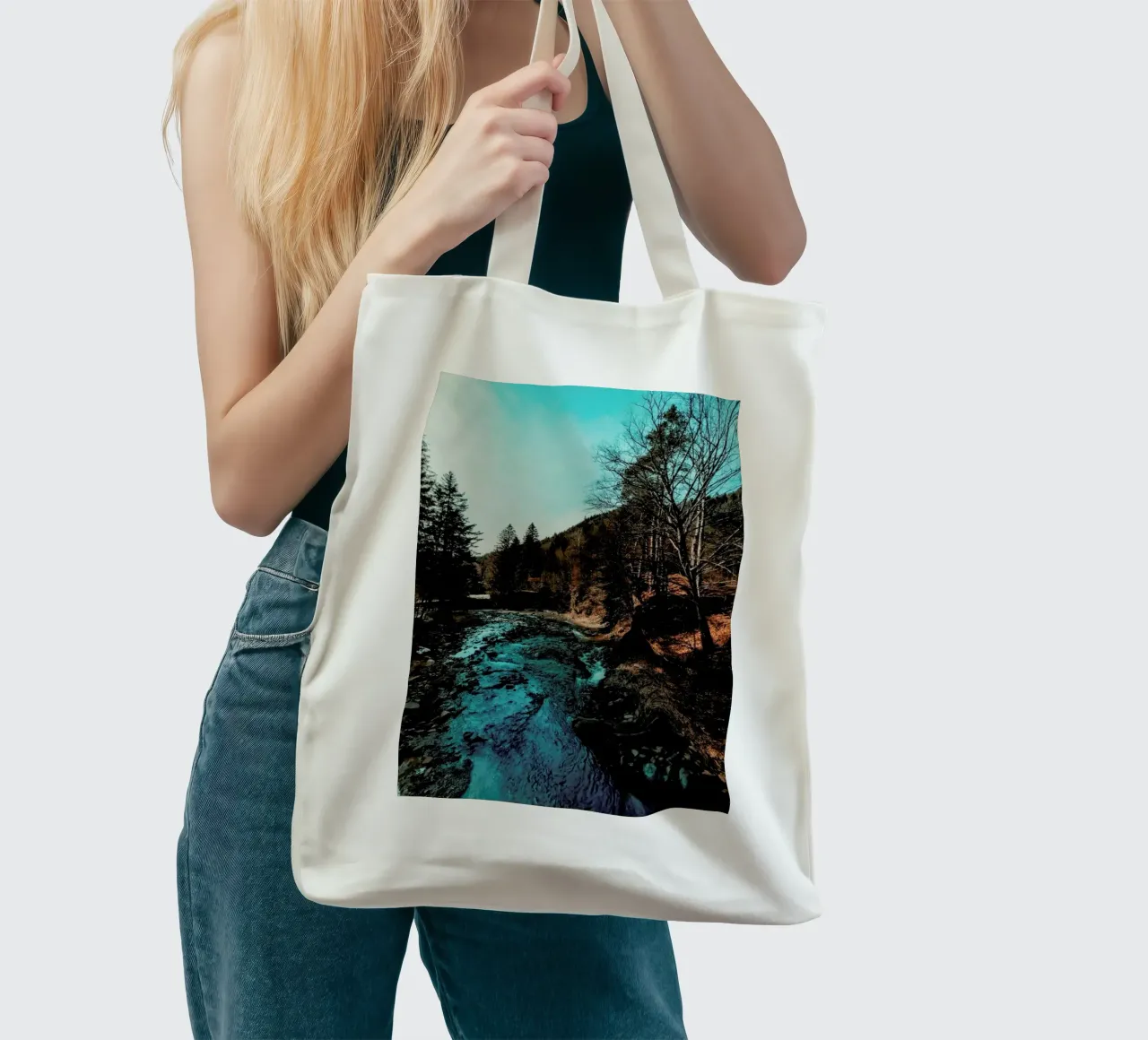 Idyllic River Through The Woods jute draagtas van Sebastian Hilgetag