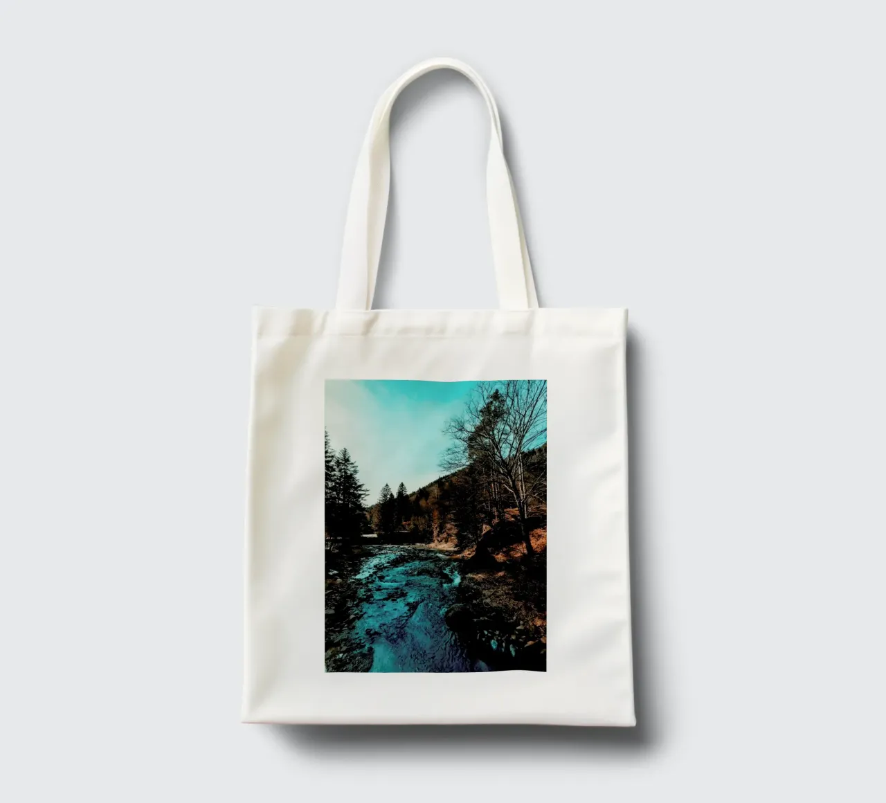 Idyllic River Through The Woods jute draagtas van Sebastian Hilgetag