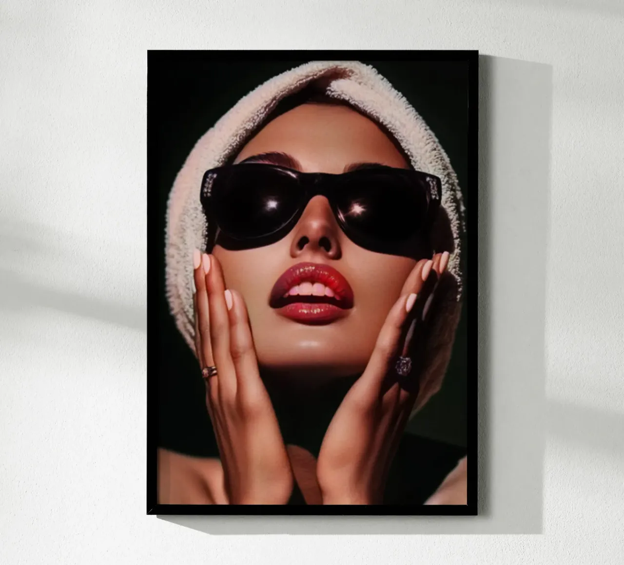 belle donne con gli occhiali poster con telaio in plastica da BlogSawoo