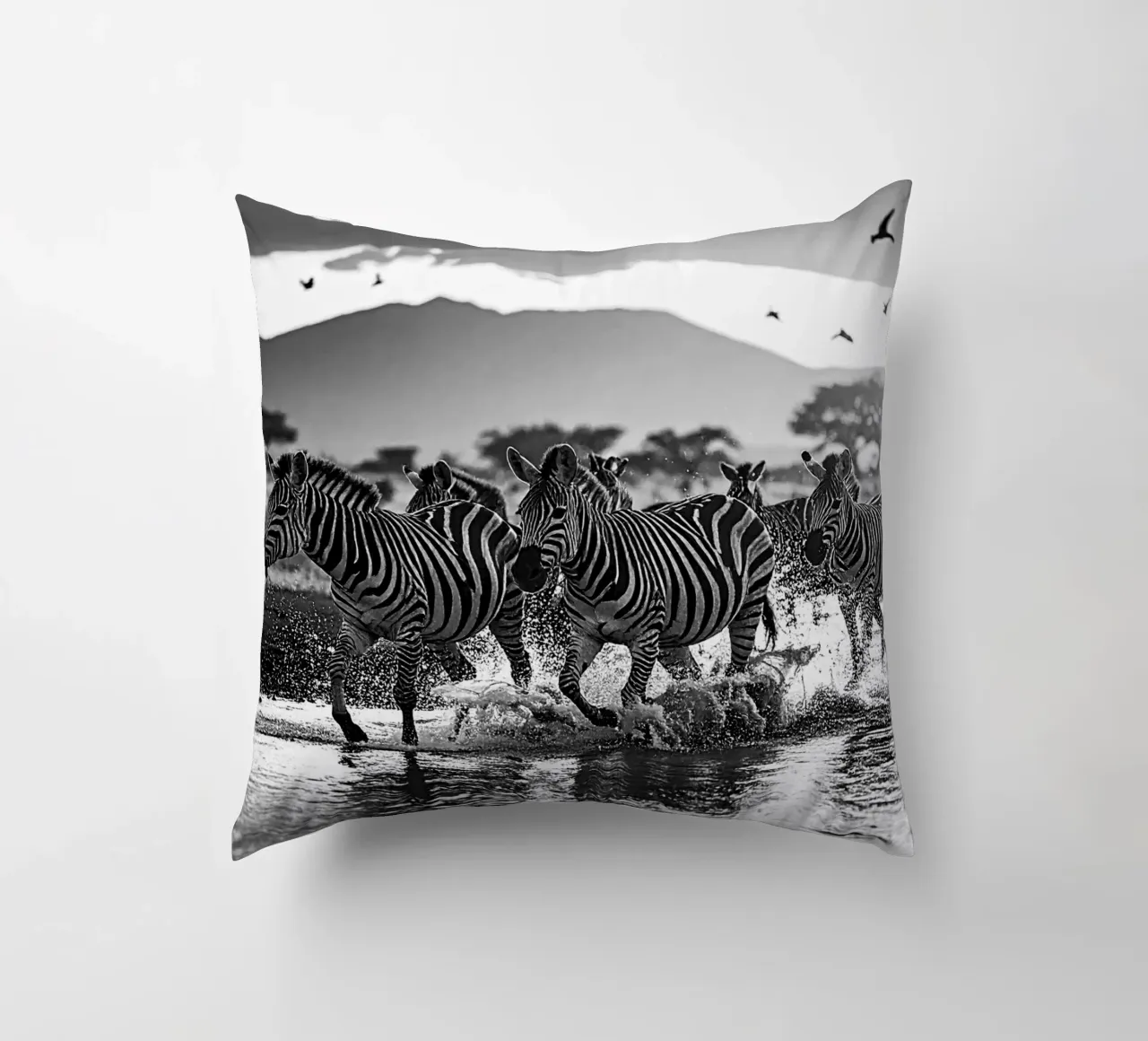 Troupeau de zèbres. Noir et blanc cuscino da Thierry vobmann photography