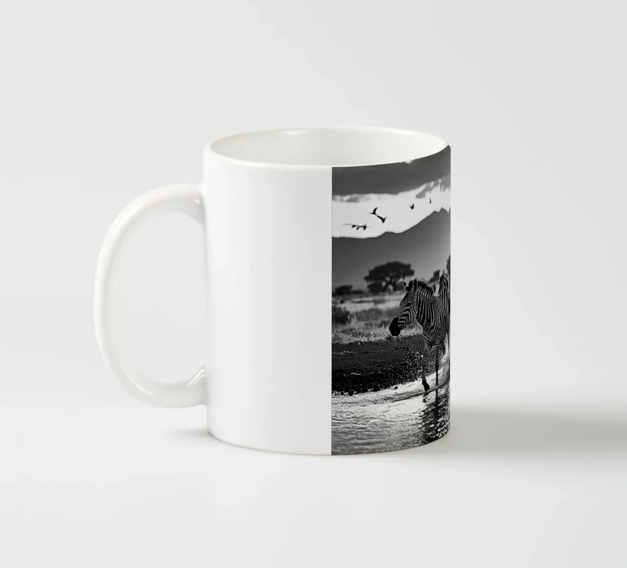 Troupeau de zèbres. Noir et blanc Keramik Tasse von Thierry vobmann photography