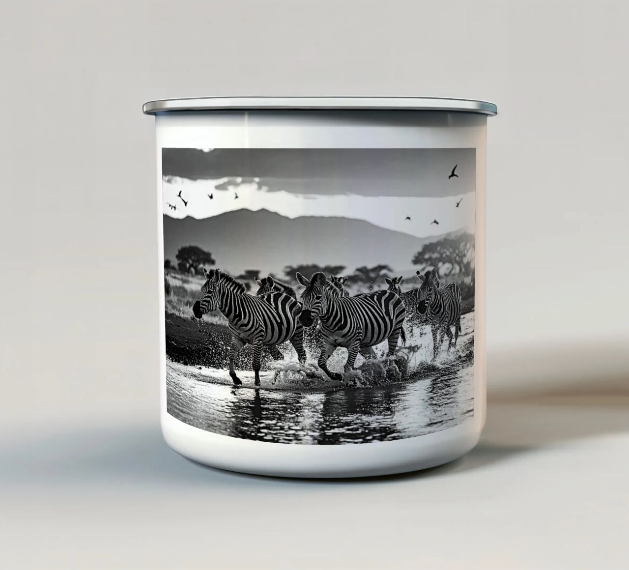 Troupeau de zèbres. Noir et blanc tazza in smalto da Thierry vobmann photography