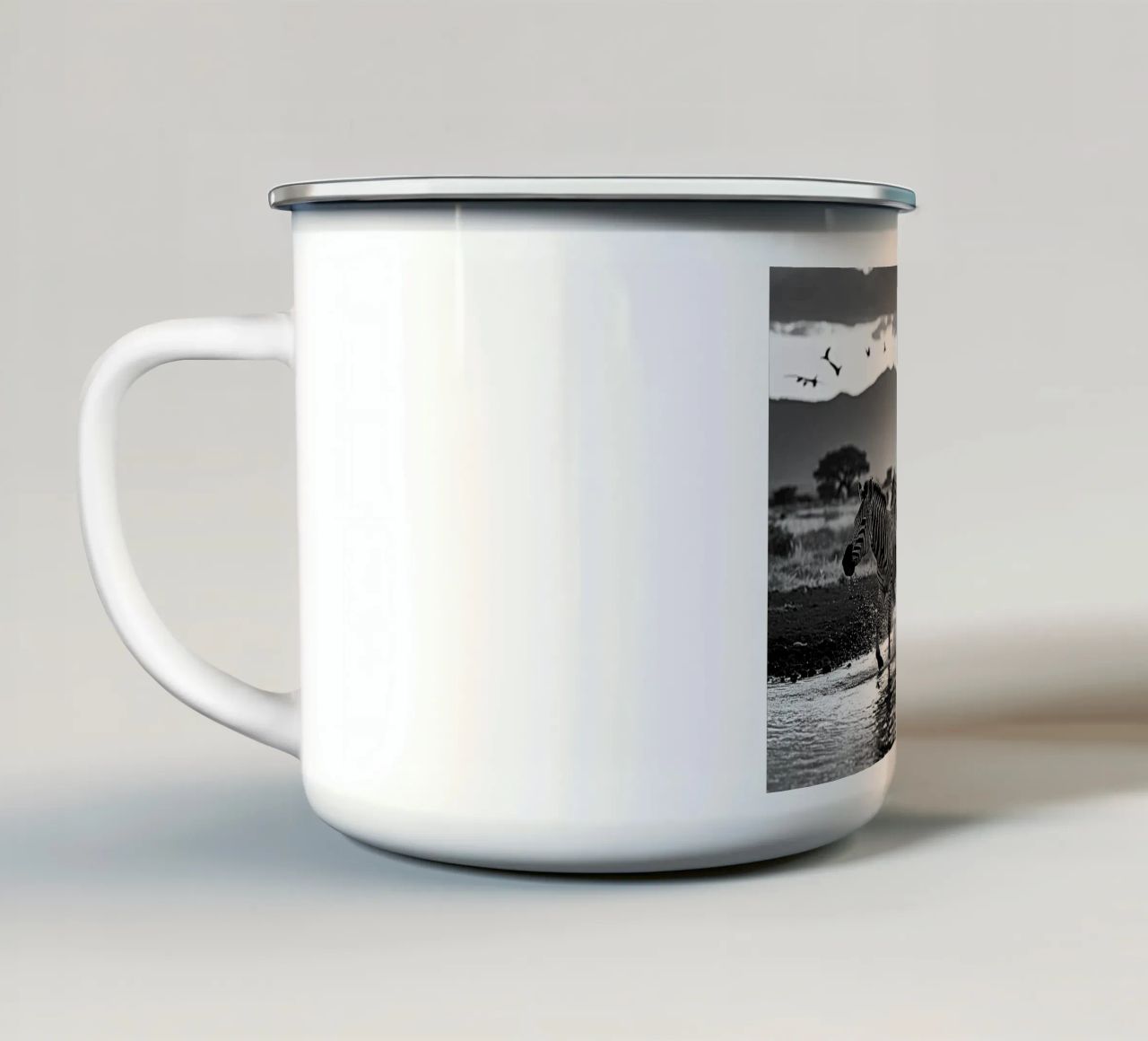 Troupeau de zèbres. Noir et blanc tazza in smalto da Thierry vobmann photography