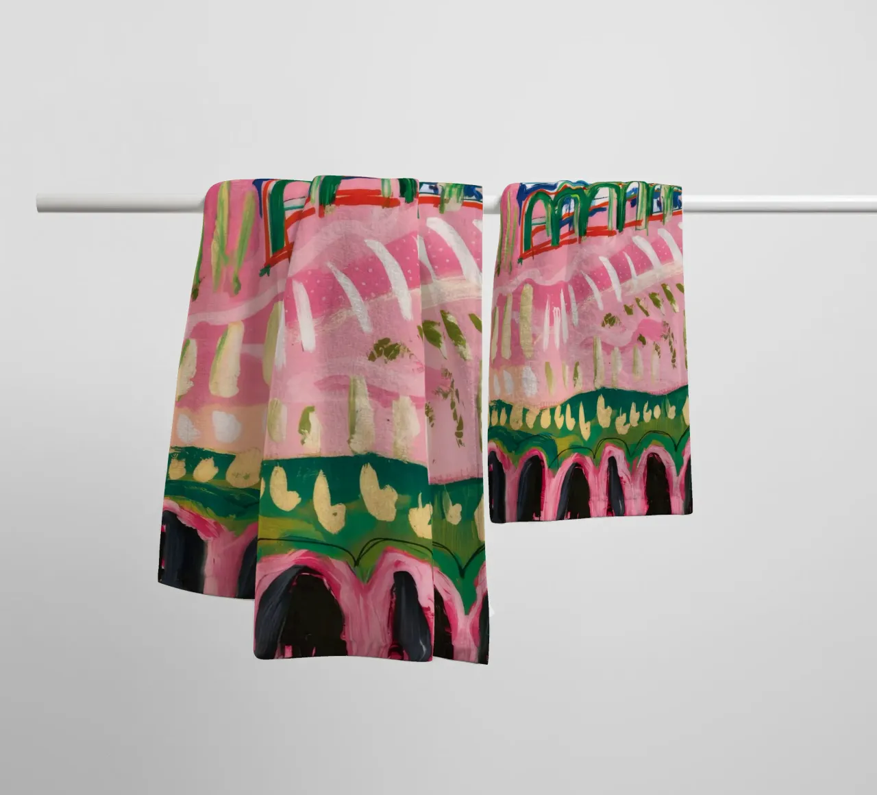 Strati di Roseate Hillscape asciugamano da bagno da Sublime Layers