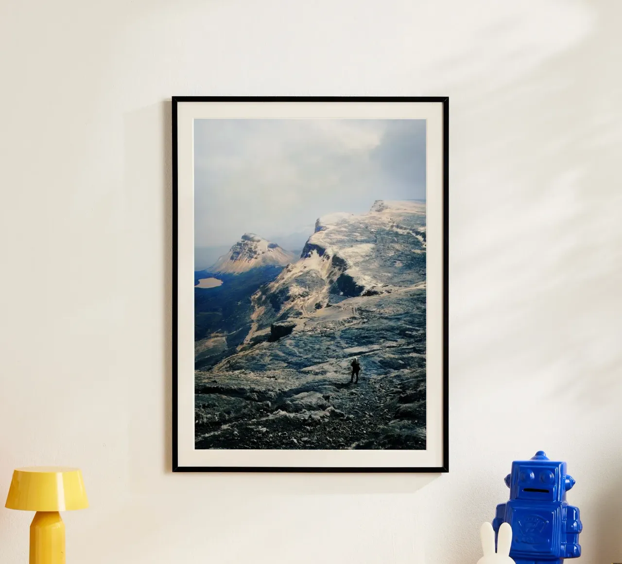 Montagne innevate poster con telaio in plastica da BlogSawoo