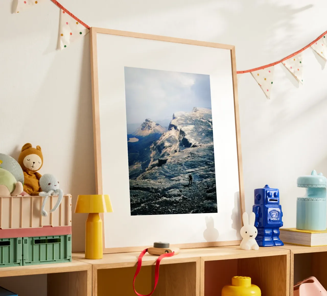 Montagne innevate poster con telaio in plastica da BlogSawoo