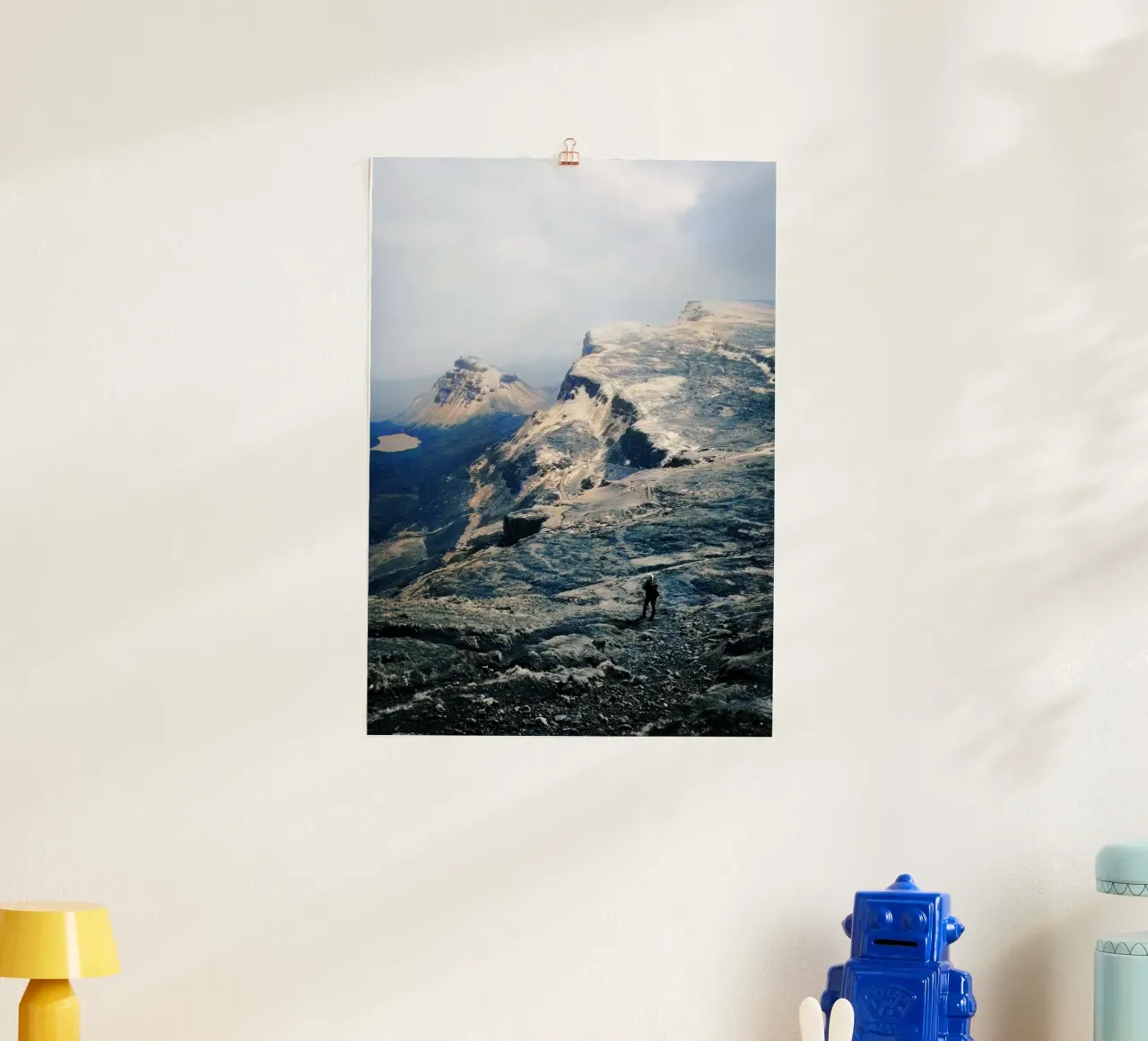 Montagne innevate poster con telaio in plastica da BlogSawoo
