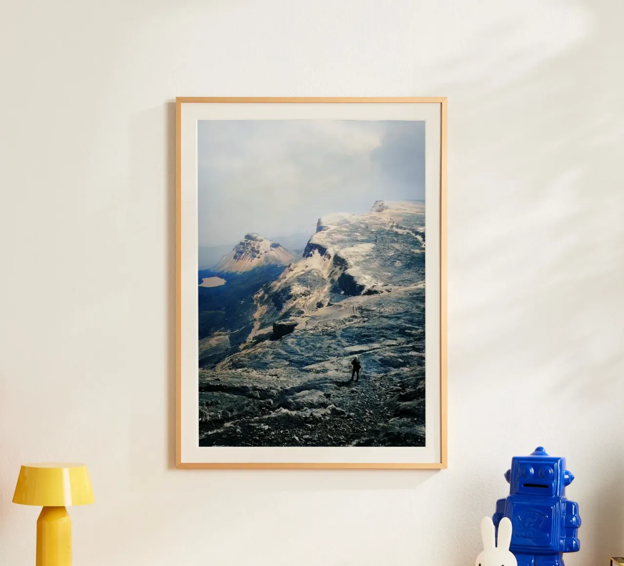Montagne innevate poster con telaio in plastica da BlogSawoo