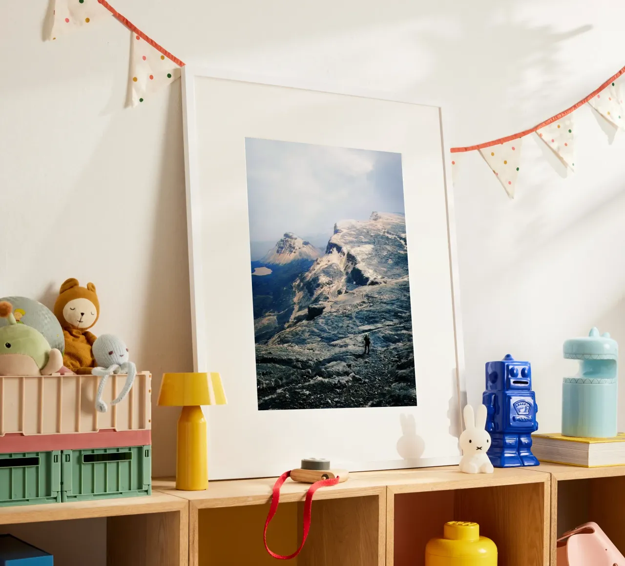 Montagne innevate poster con telaio in plastica da BlogSawoo