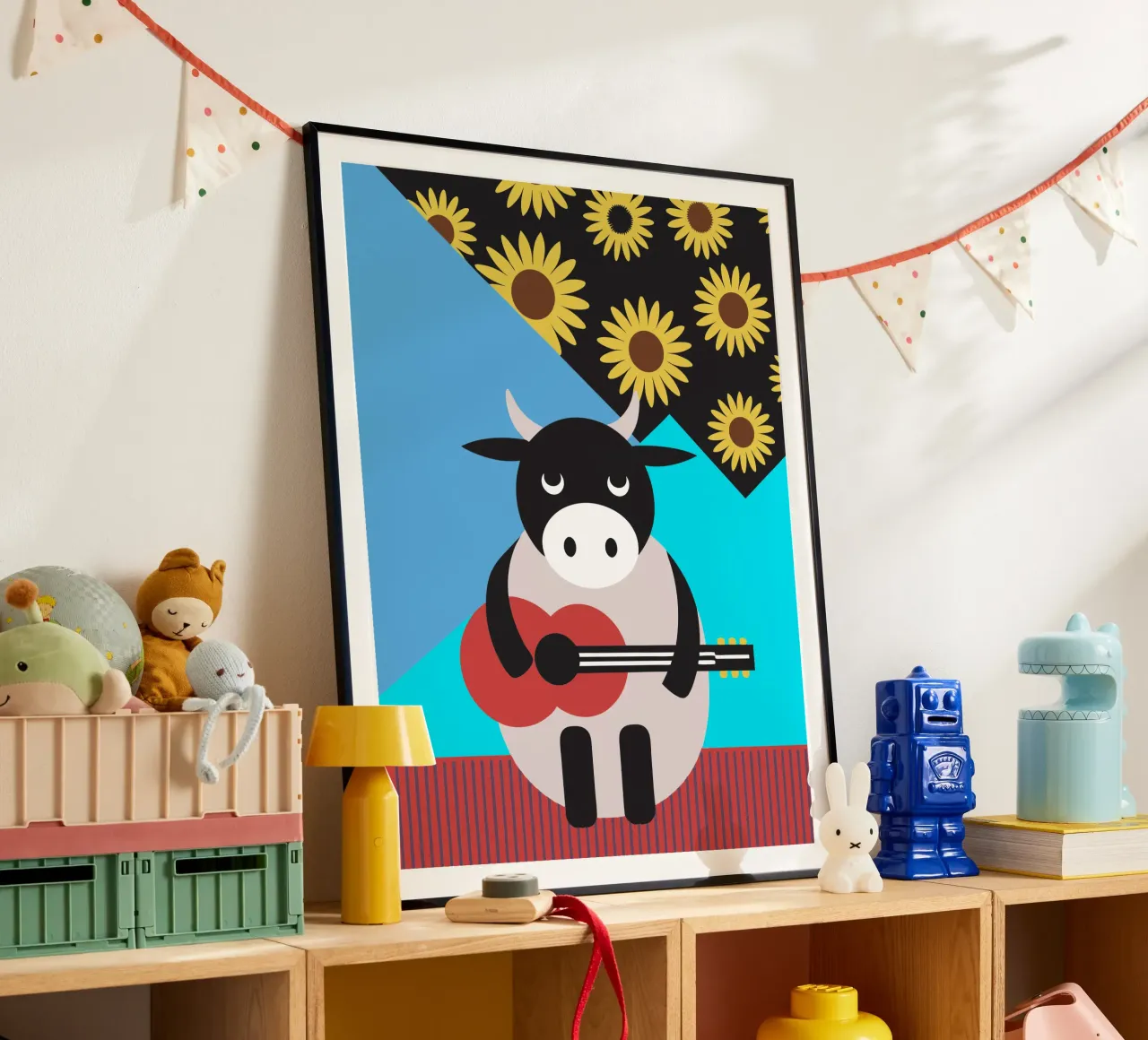 Mucca che suona la chitarra poster con telaio in alluminio da LOOK DIFFERENT