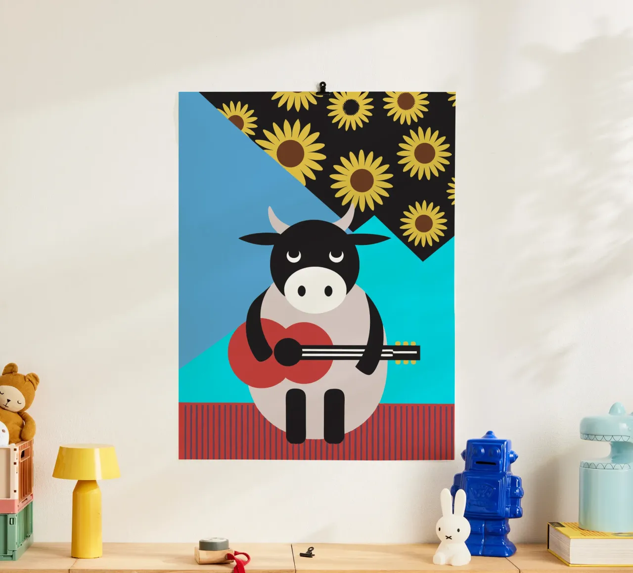 Mucca che suona la chitarra poster con telaio in alluminio da LOOK DIFFERENT