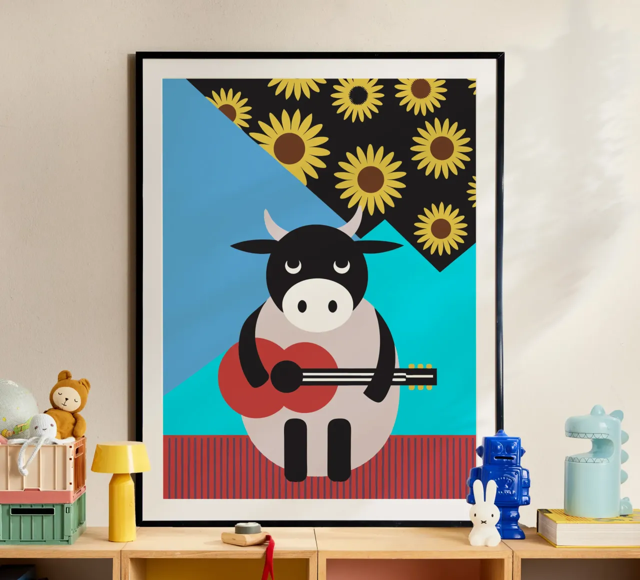 Mucca che suona la chitarra poster con telaio in alluminio da LOOK DIFFERENT