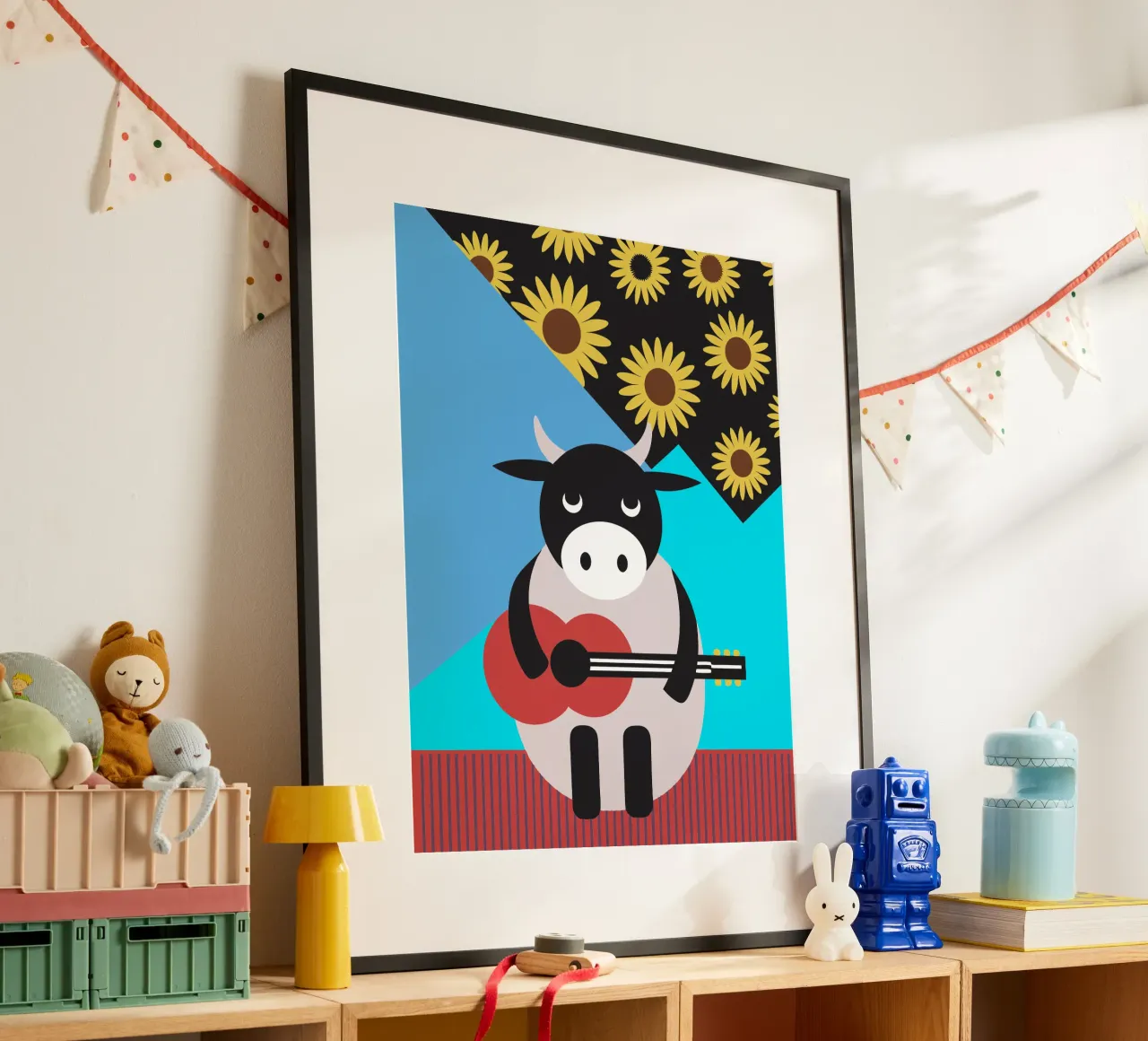 Mucca che suona la chitarra poster con telaio in alluminio da LOOK DIFFERENT