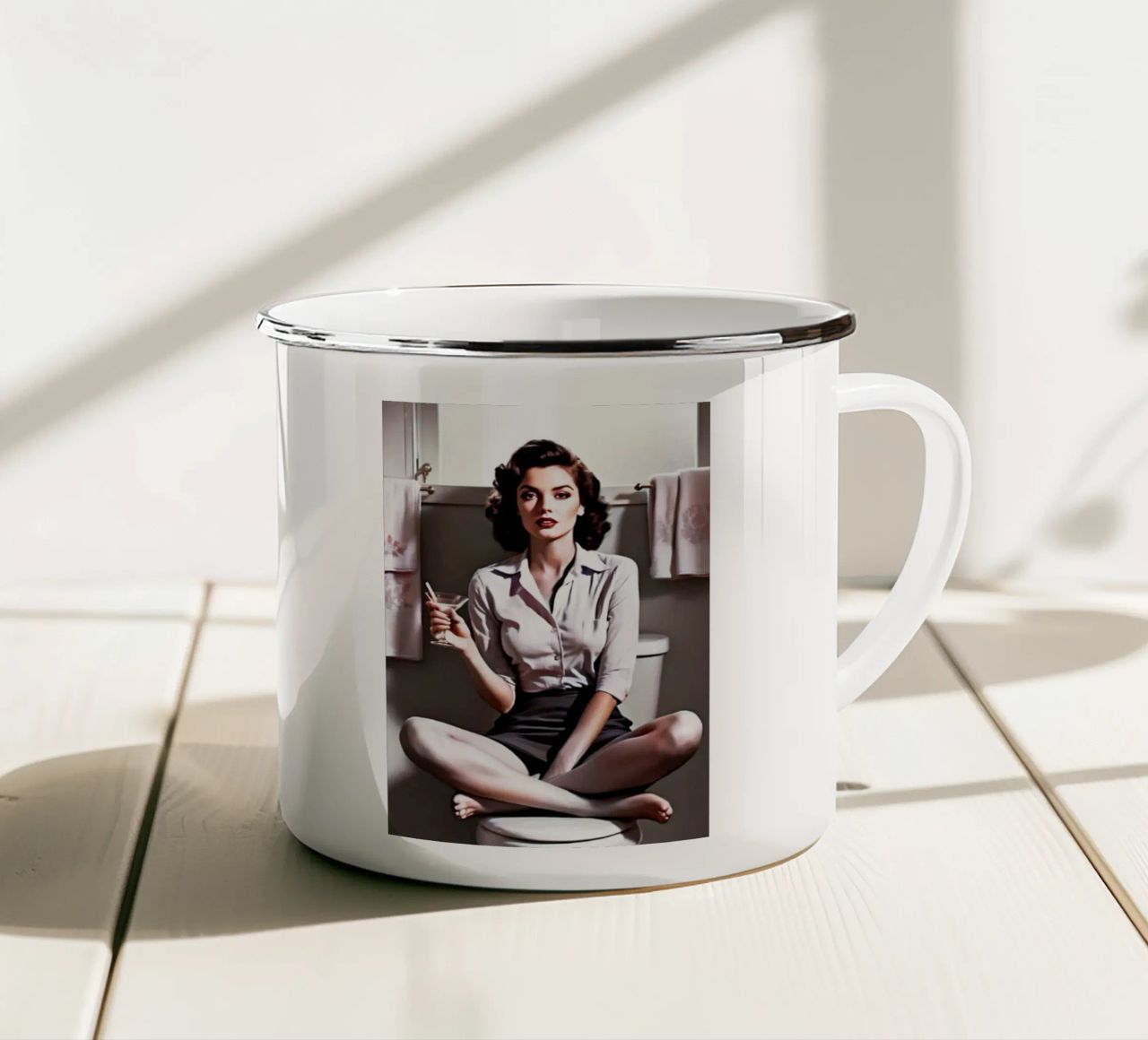 donne che bevono in bagno tazza in smalto da BlogSawoo