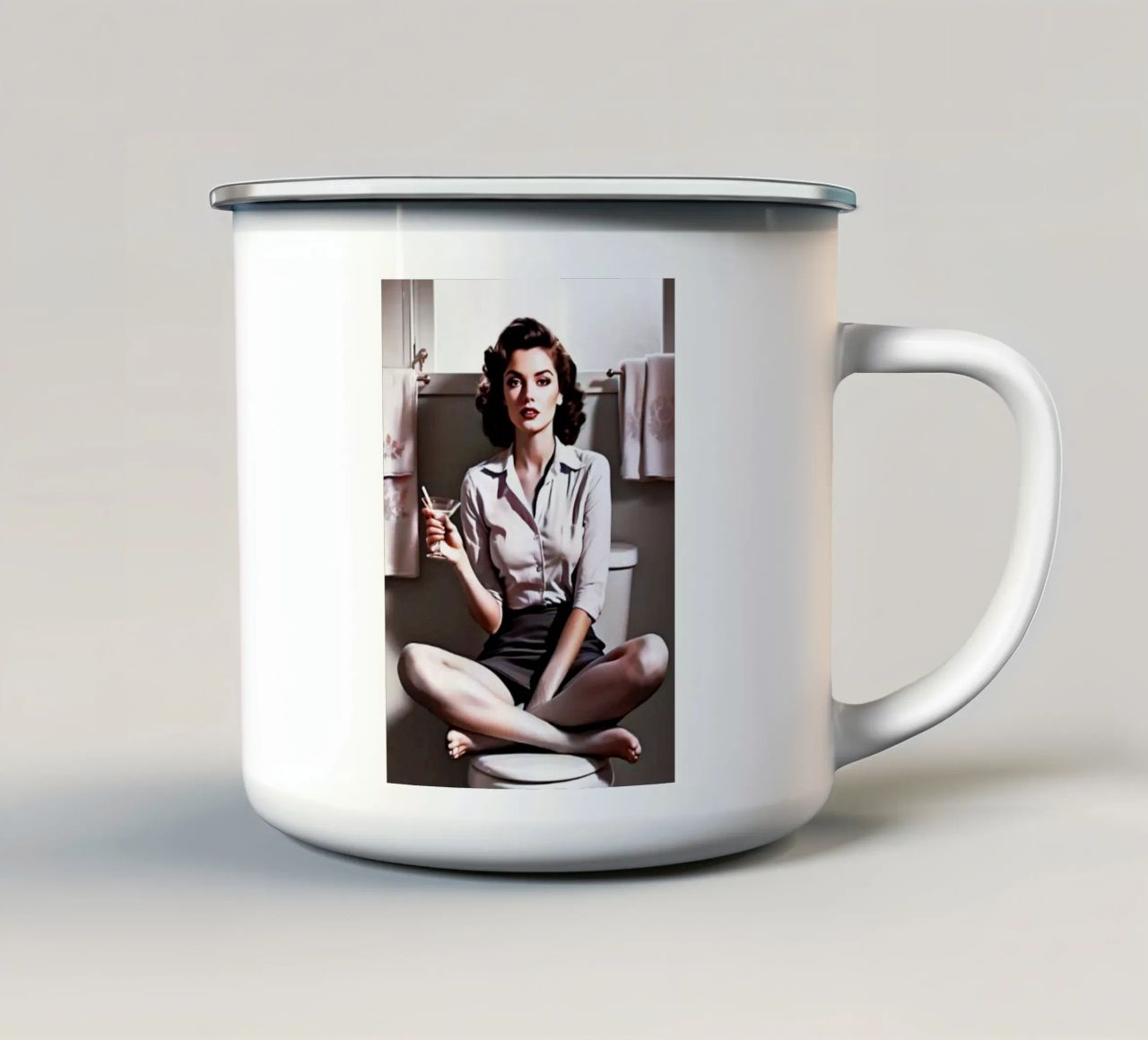 donne che bevono in bagno tazza in smalto da BlogSawoo
