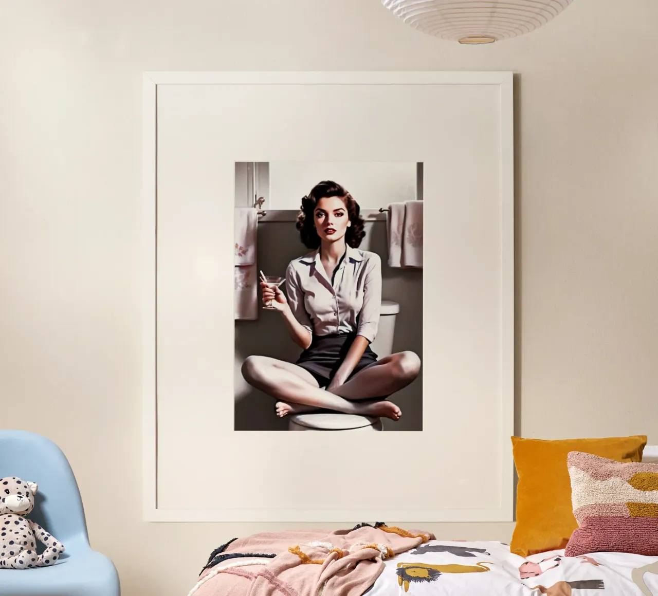 donne che bevono in bagno poster con telaio in legno da BlogSawoo